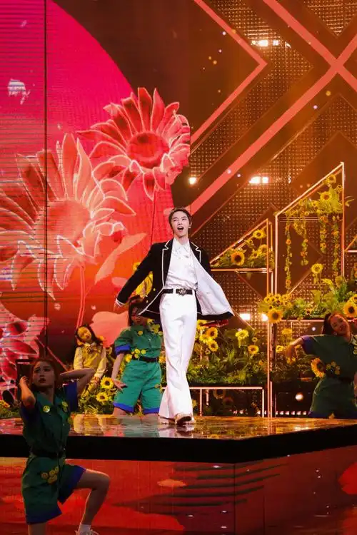 湖南卫视华人春晚##华晨宇向阳而生唱出希望感##华晨宇向阳而生缓海