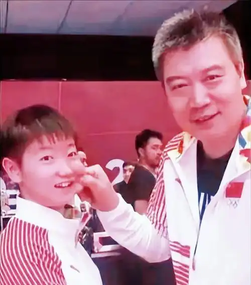 孙颖莎想不成功都难8个男人寸步不离围绕左右世界女王够有范