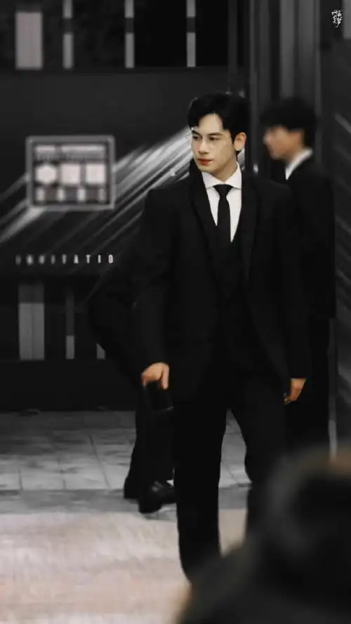 胡先煦 x 林臻东    76 截修  西装冷脸    胡先煦超话9415#胡