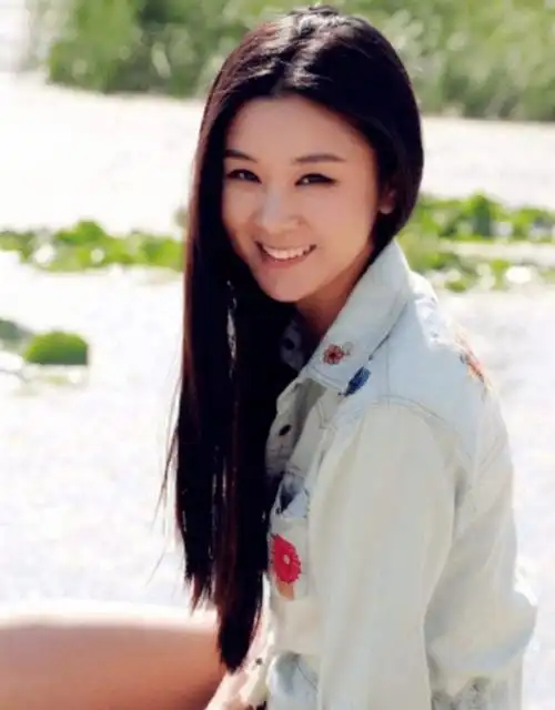 她出道20年从不拍吻戏,初吻只给丈夫,35岁宛如18岁少女_李小萌_因为