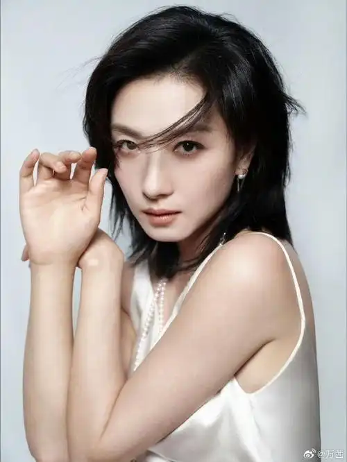 万茜白月光造型