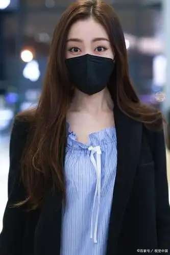 随拍张天爱在机场,蓝色连衣裙配风衣,脚踩高跟鞋风姿卓然不同