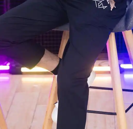 任嘉伦一身黑色穿搭帆布鞋黑袜