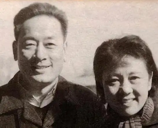 年轻时,祖籍东京的中日混血美女高山英子与杨洸,庞学勤曾是邻居.