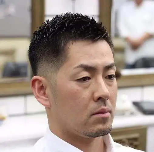 男人40岁后,少留这些油腻发型,多剪后面几种,清爽帅气提升气质