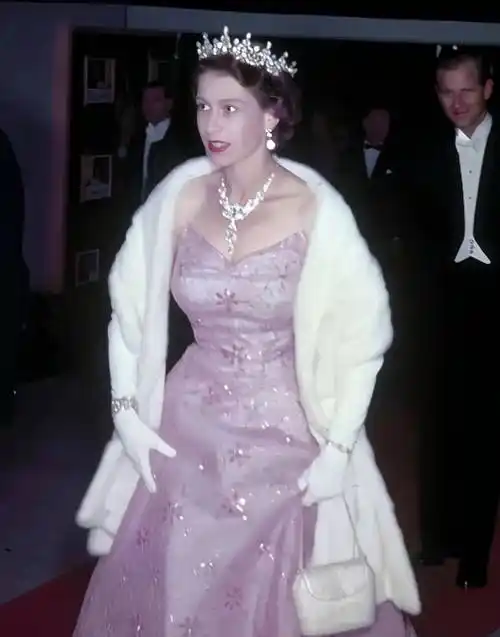 女王英伦珠宝,奢华珠宝和惊艳礼服_伊丽莎白_衣服_英国