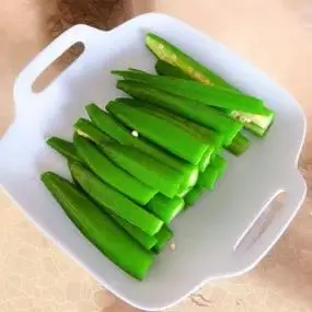 水烧开后将秋葵放入锅中煮2分钟即可捞起.摆盘.