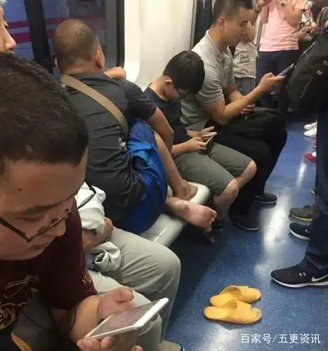 北京地铁乘客当众脱鞋晾脚踩座椅 奇葩行为惹人厌
