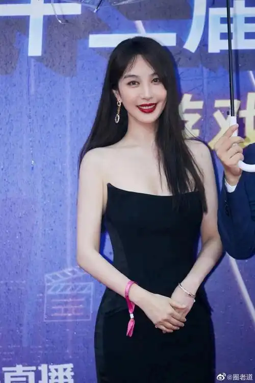 李菲儿黑天鹅造型##李菲儿花瓣裙