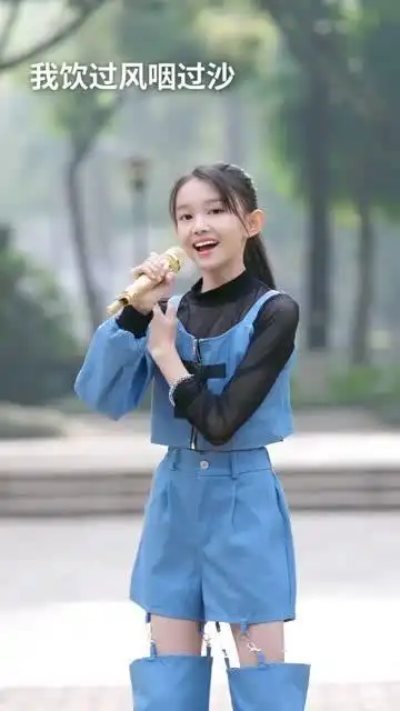 童模宋小睿这身衣服好别致,穿着这个唱歌,感觉美中不足了