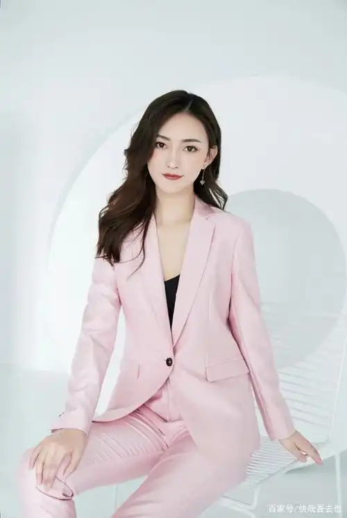 现代女性,需要一套体面的西服