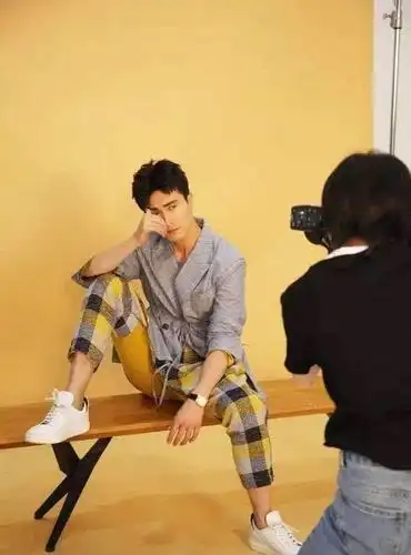 以前没发现高伟光私下很会穿衣身高190是个潮男