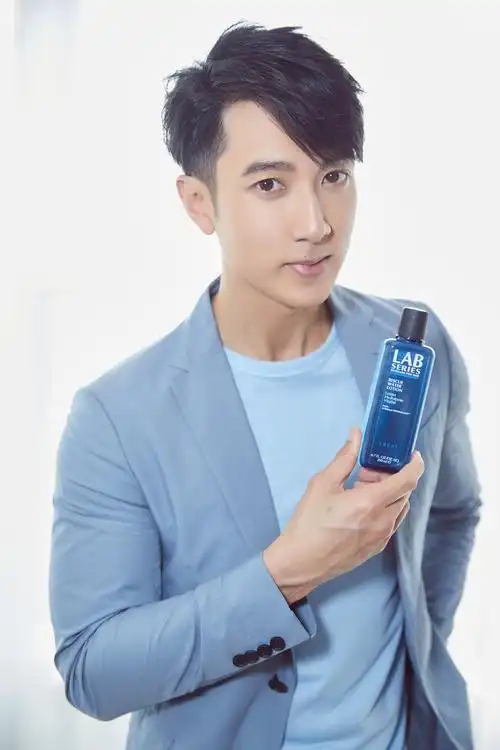 吴尊清爽亮相公开新代言 冻龄男神紧致肌肤成焦点
