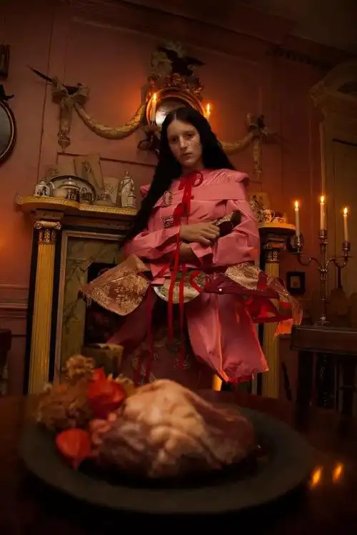 她为同性恋设计哥特式婚纱暗黑血腥又浮夸的宗教献祭风下一个鬼才加利