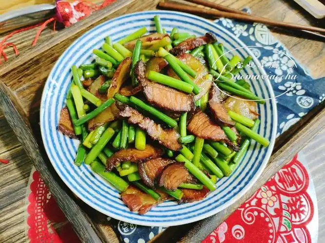 一把蒜苔,一块腊肉,好吃不腻,年味十足|蒜苔|腊肉|年夜饭_新浪新闻