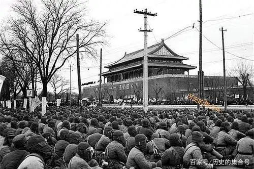 1949年北平解放旧照:何为民心所向?京城密密麻麻的人群给出答案