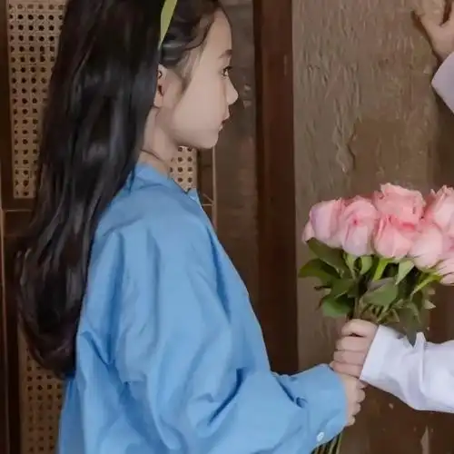 甜蜜浪漫捧花情侣头像来了啦!