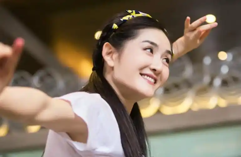 谢娜生二胎后首露面,身材气质完全恢复,粉丝期待综艺表现_娱乐八卦