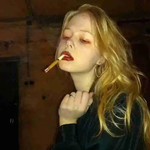 霸气女生头像黑白叼烟