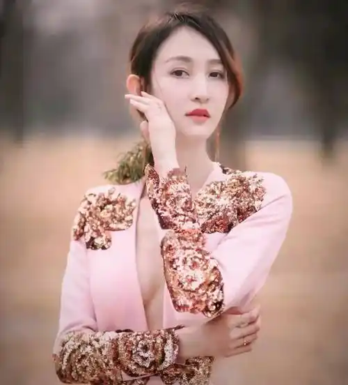 三,王皓妻子:舞蹈演员事实上,奚美丽确实非常美丽动人,配得上梁靖崑