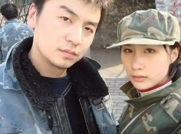 雷佳音夫妇晨跑被偶遇,翟煦飞时尚亮相,男方姿态疲态显露