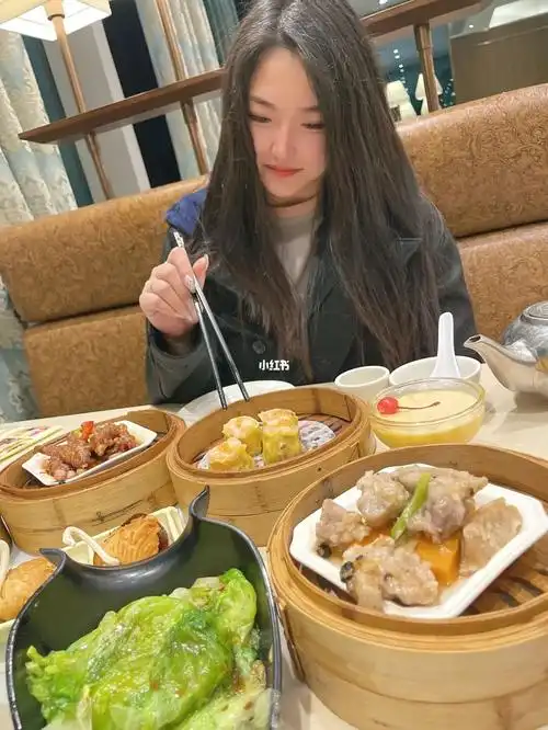 和闺蜜一起吃夜宵嘻嘻