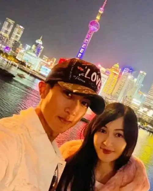 吴尊带妻子林丽吟上海聚会一身白衬衫牛仔裤超活力