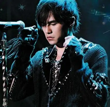 周杰伦颜值巅峰,这表情太可爱了,只是手上拿的是什么?