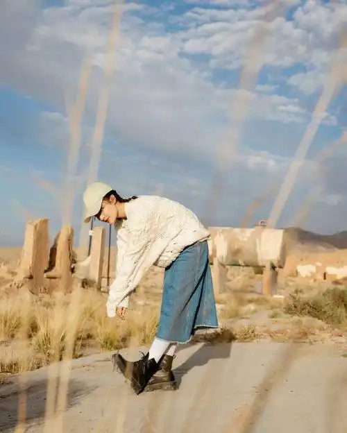 31岁的李沁会打扮,一身黑白搭配简约显气质,轻熟风格清新减龄