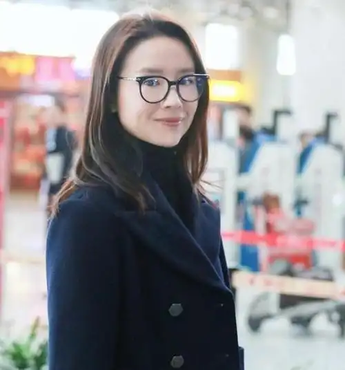 富察皇后董洁中年发福机场照一出脸胖了一整圈