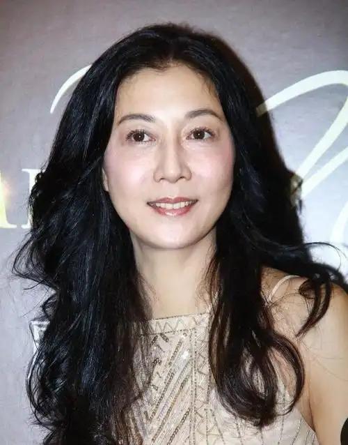 46岁吴绮莉绝了模样撞脸吴彦祖鼻子却像成龙穿短裙身材超好