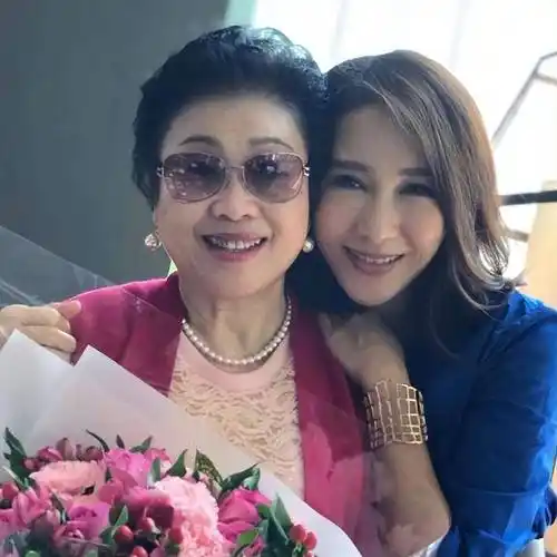 黎姿和李嘉欣相差1岁,看起来是同一辈的,打扮得很漂亮的奶奶,天生丽质