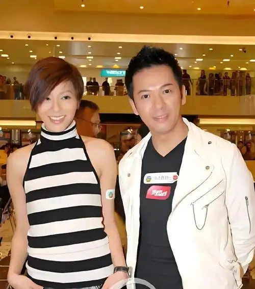 滕丽名很是潇洒,很快就跟金融业高管朱建昆相恋,两人在一起半年后,她