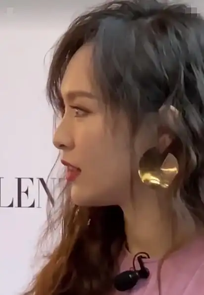 唐嫣"产后"首次露面,侧脸堪称完美,下巴却比"削骨"还夸张