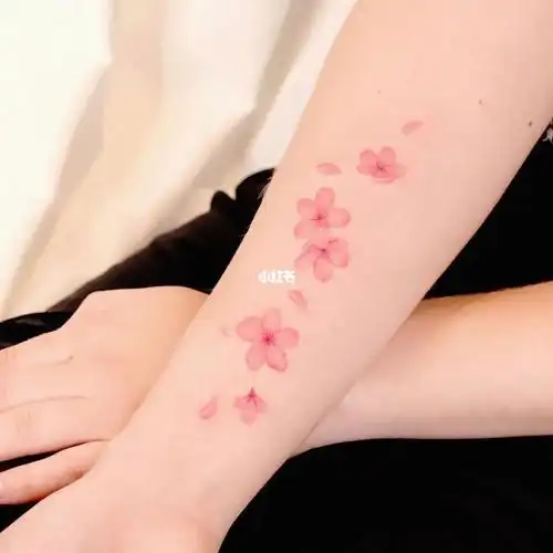 适合女生的樱花纹身:浪漫至死不渝