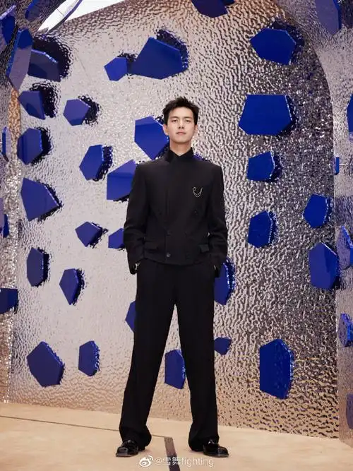 李现春色寄情人#卡地亚活动过去好几天了,还在翻看卡地亚小王子的照片