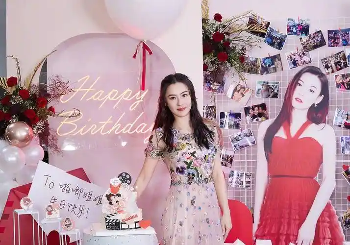 小林青霞过生日穿碎花裙如少女,却吃螺狮粉"蛋糕",太别致了_时候