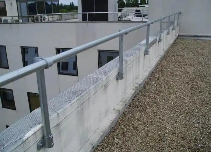 屋顶女儿墙防护栏杆规范标准_楼顶附墙式栏杆【新百安】