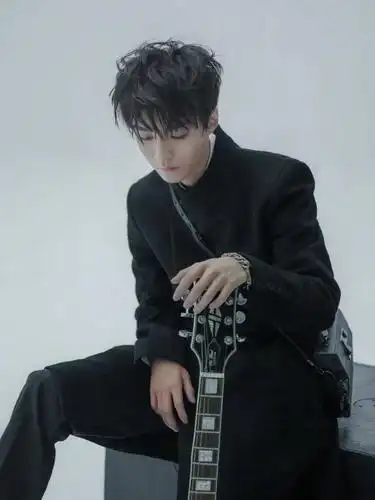 男生留"空气感短碎盖"真好看!_发型