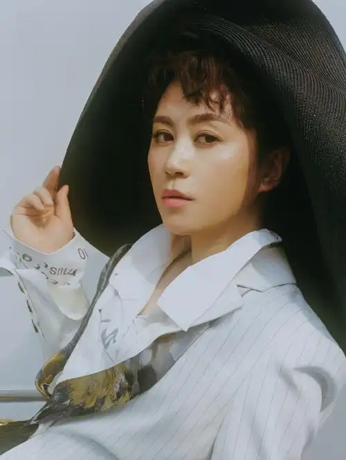 马丽清爽干练时尚写真大片