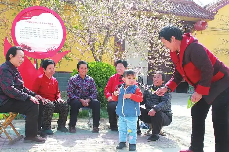 在龙桑寺镇刘集村,邻里和睦相处,其乐融融.(资料照片 刘垒 摄)