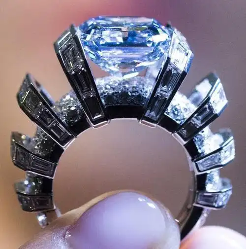8克拉蓝色钻石戒上拍 估价达1.6亿元