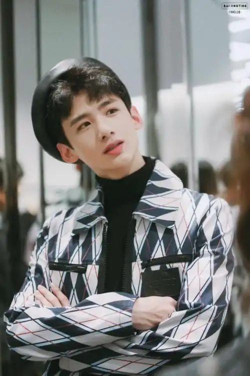 白敬亭小时候好可爱,肉嘟嘟的,越长大越帅了,一枚精致的大帅哥