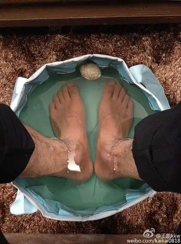 王凯晒泡脚照享受 浓密腿毛性感抢镜