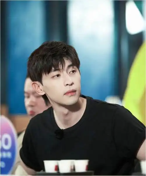 令人震惊的是,早在几年前,就有粉丝为了支持邓伦,筹集了9万的应援资金