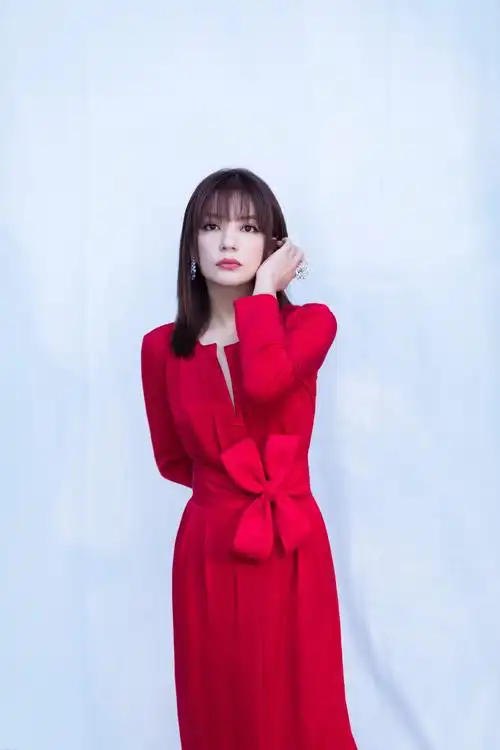 赵薇优雅红裙性感图片