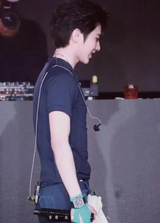 蔡徐坤穿紧身衣被嘲"小肚腩",ikun:乡巴佬,那是胸肌