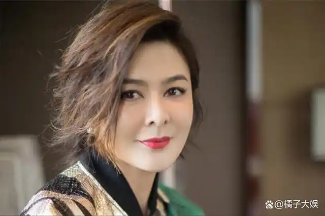 香江第一美人关之琳:素颜出镜肤色暗沉,59岁面部松弛显老态