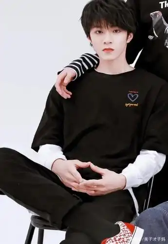 时代少年团刘耀文黑白系图片:炫酷的少年