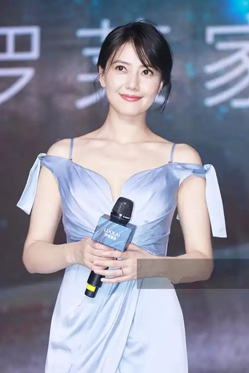 高圆圆穿吊带抹胸裙秀香肩和锁骨气质优雅 张嘴大笑不顾女神形象